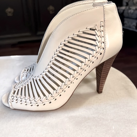 Vince Camuto Cutout Peep Toe Off White Leather Booties 3.75” Heels Size 7 M - Picture 5 of 9